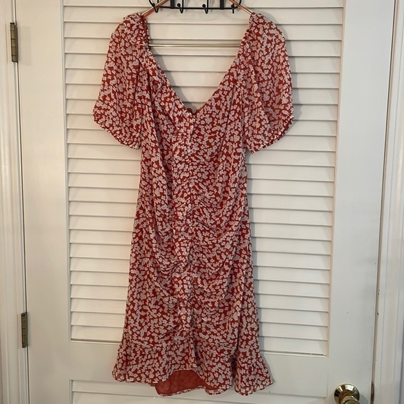 Astr Dresses & Skirts - ASTR The Label Floral Ruffle Mini Lined Ruched Front and Back Dress